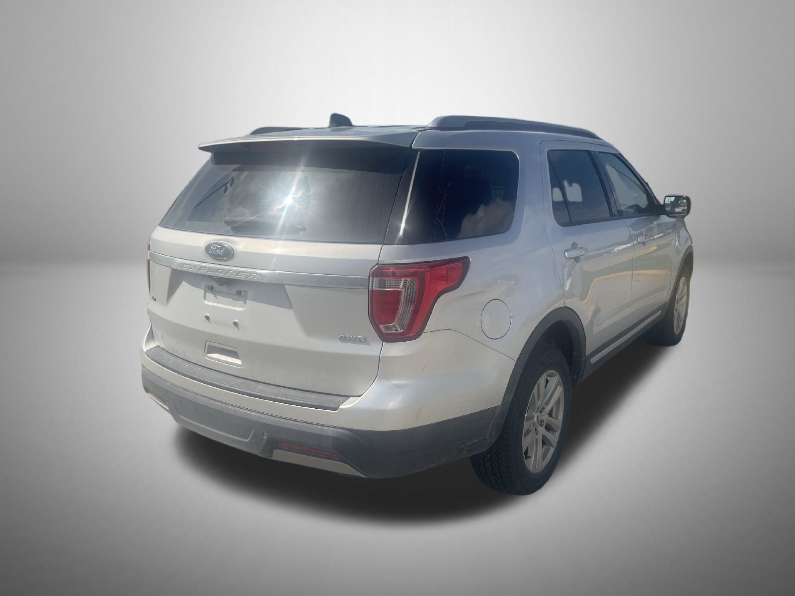 Used 2019 Ford Explorer XLT AWD/4WD image 3