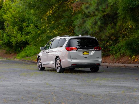 Used 2017 Chrysler Pacifica Limited FWD image 40