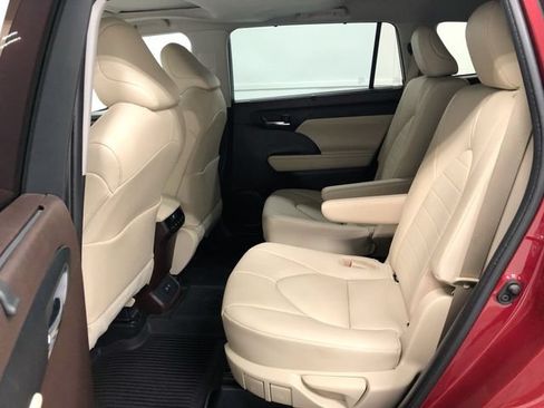 Used 2021 Toyota Highlander XLE AWD/4WD image 28