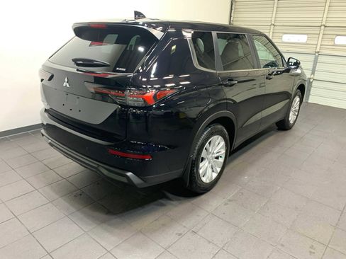 New 2025 Mitsubishi Outlander ES image 3
