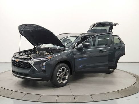 New 2026 Chevrolet Trax LT w/ LT Convenience Package FWD image 11