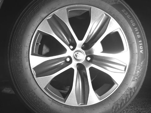 Used 2021 Toyota Highlander XLE image 9