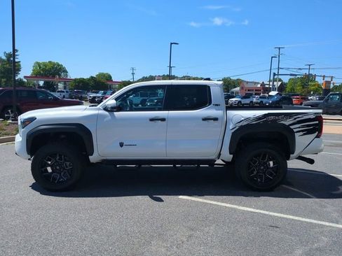 Used 2024 Toyota Tacoma TRD Off-Road w/ TRD Off Road Upgrade Package AWD/4WD image 7