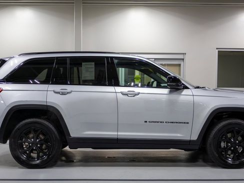 Used 2024 Jeep Grand Cherokee Altitude image 6