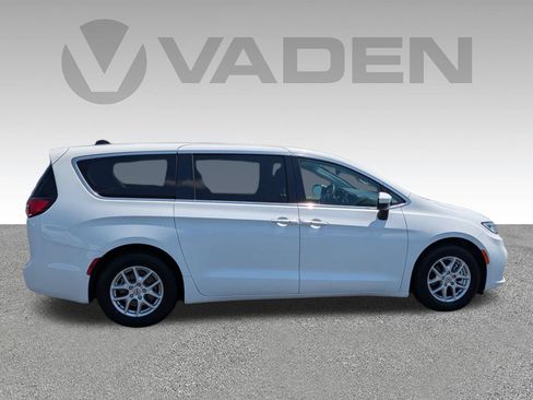Used 2023 Chrysler Pacifica Touring-L FWD image 26
