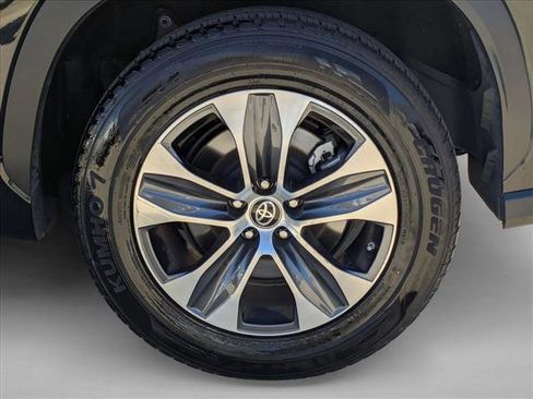 Used 2024 Toyota Highlander XLE image 26