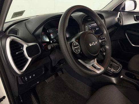 Used 2025 Kia Soul LX w/ LX Technology Package FWD image 20