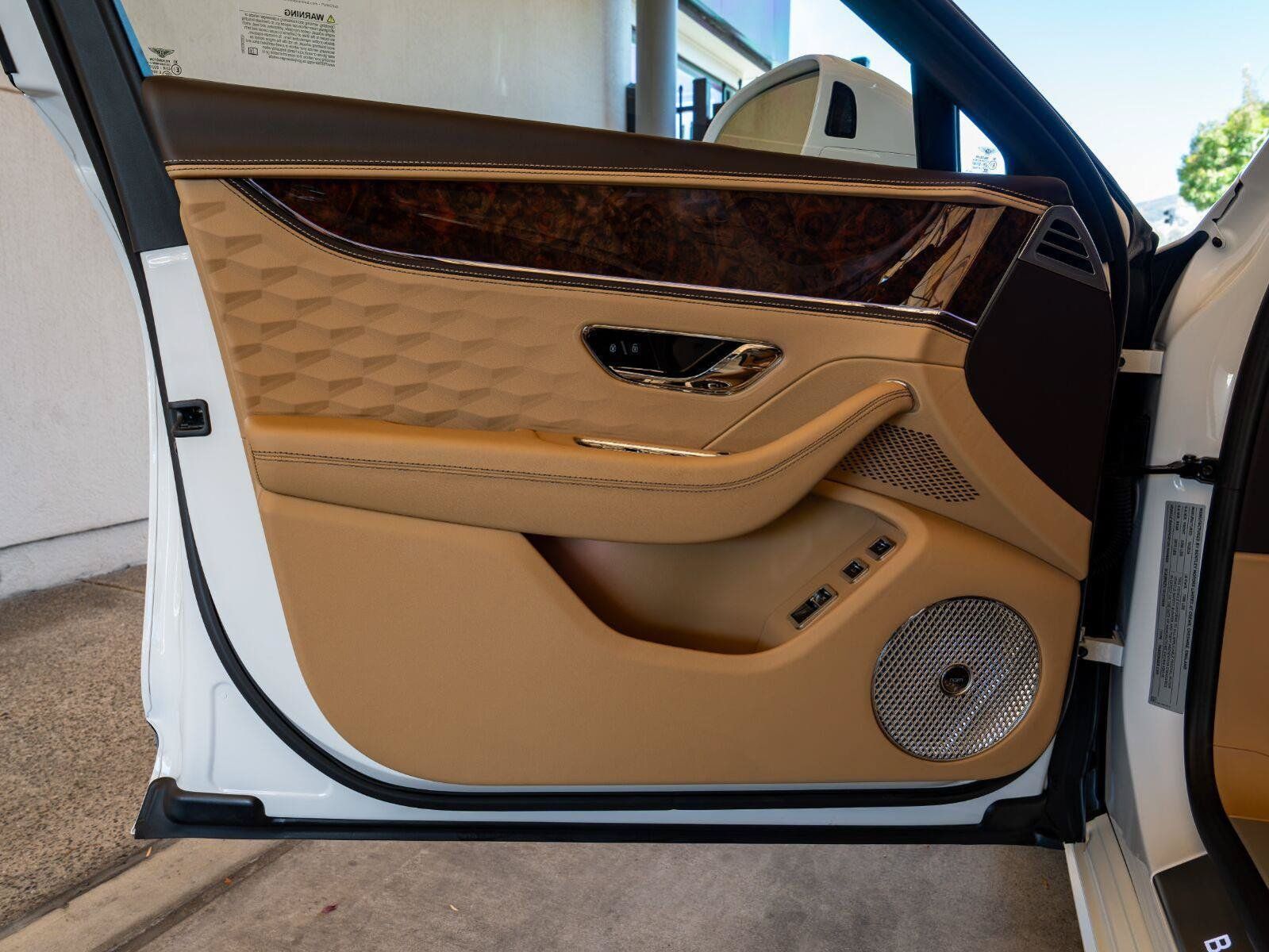 Used 2025 Bentley Flying Spur Plug-In Hybrid AWD/4WD image 8