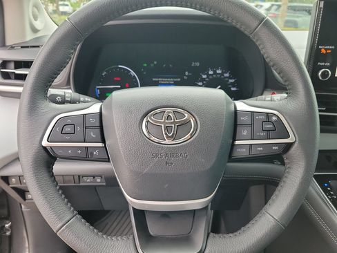 Used 2025 Toyota Sienna XLE w/ XLE Plus Package FWD image 20