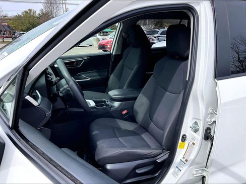 Used 2019 Toyota RAV4 LE image 10