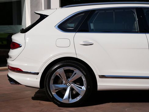 New 2025 Bentley Bentayga Plug-In Hybrid image 9