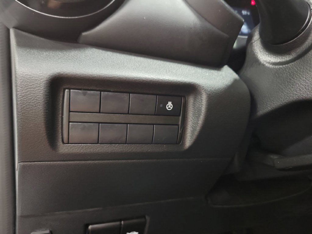 Used 2023 Nissan Kicks SR w/ SR Premium Package FWD image 27