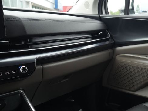 Used 2025 Kia Carnival FWD image 49