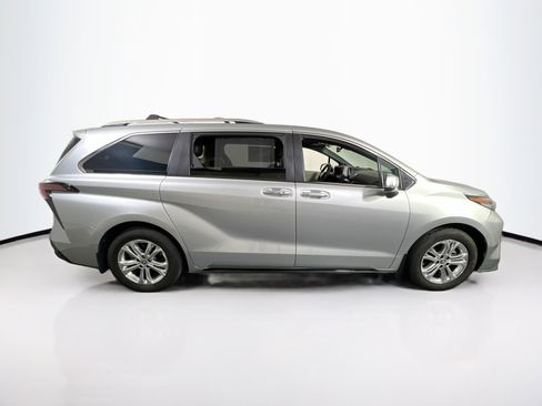 Used 2024 Toyota Sienna Platinum image 4
