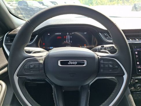 Used 2025 Jeep Grand Cherokee Laredo X AWD/4WD image 19