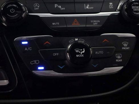 Used 2025 Chrysler Pacifica Select FWD image 11