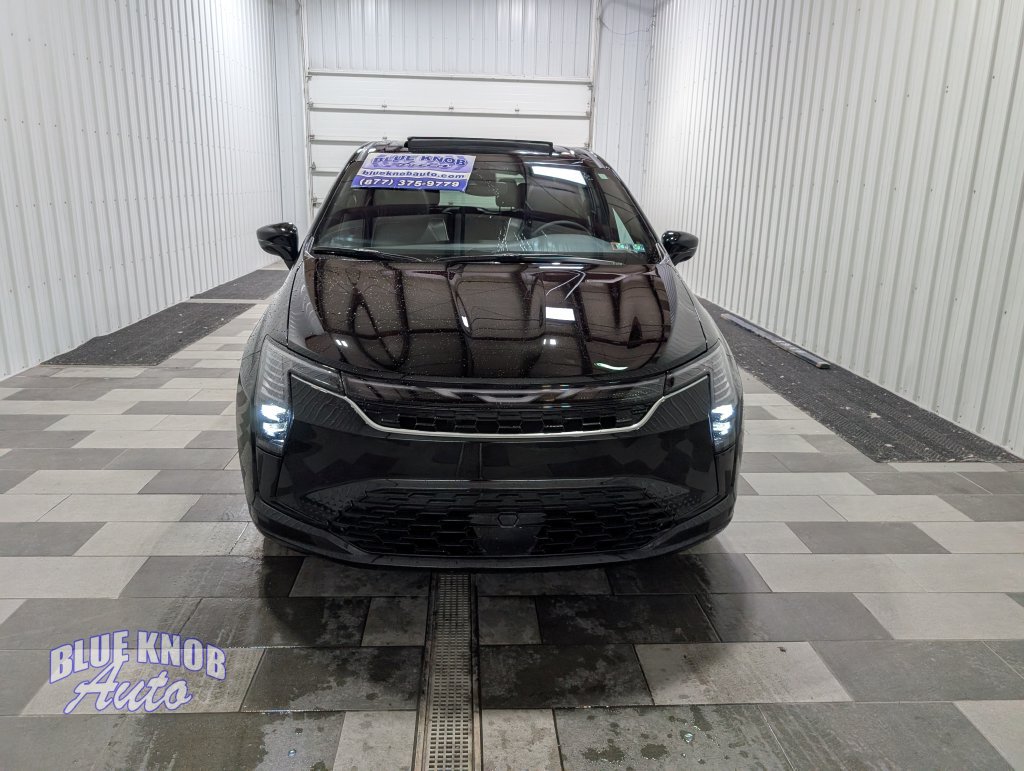 Used 2027 Chrysler Pacifica Limited FWD image 6