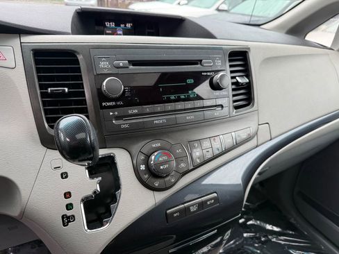 Used 2011 Toyota Sienna SE image 19