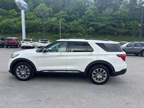 Used 2025 Ford Explorer Active w/ Active Comfort Package AWD/4WD image 2