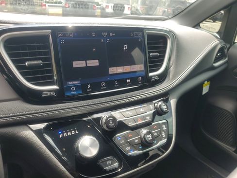 New 2026 Chrysler Pacifica Select image 17