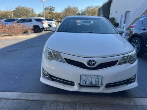 Used 2014 Toyota Camry SE w/ Moonroof Package image 2