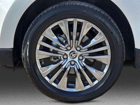Used 2024 Toyota Venza Limited image 11