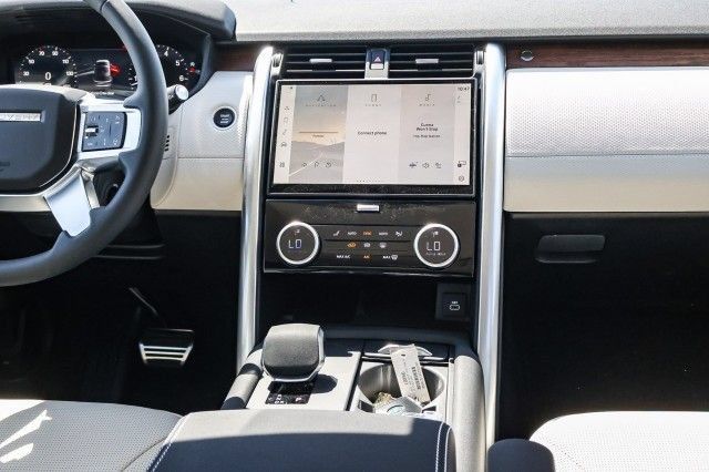 Used 2025 Land Rover Discovery Dynamic SE AWD/4WD image 17