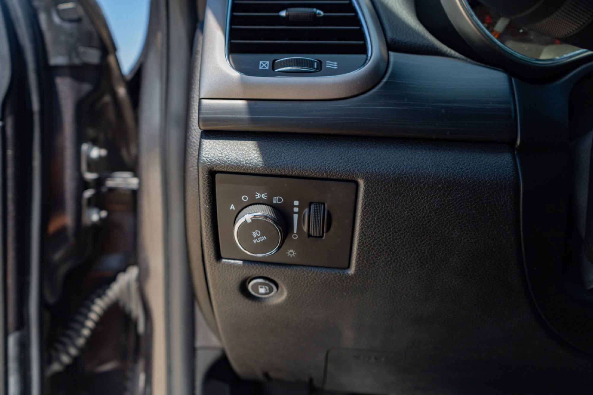 Used 2019 Jeep Grand Cherokee Altitude RWD image 18