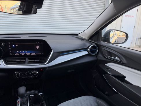 Used 2025 Chevrolet Trax LT image 34