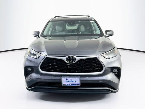 Used 2023 Toyota Highlander XLE AWD/4WD image 2