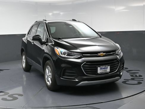 Used 2020 Chevrolet Trax LT w/ LT Convenience Package AWD/4WD image 3