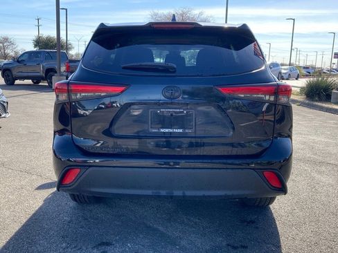Certified 2022 Toyota Highlander L image 5