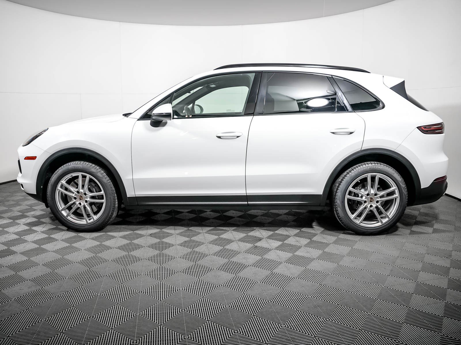 Certified 2022 Porsche Cayenne AWD/4WD image 2