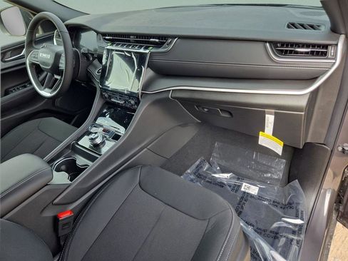 New 2025 Jeep Grand Cherokee L Laredo w/ Luxury Tech Group I RWD image 30