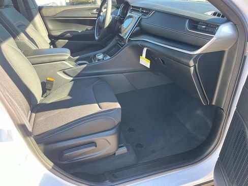 Used 2024 Jeep Grand Cherokee Laredo w/ MOPAR Finishing Package image 12