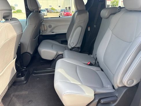 Used 2026 Toyota Sienna XLE FWD image 21