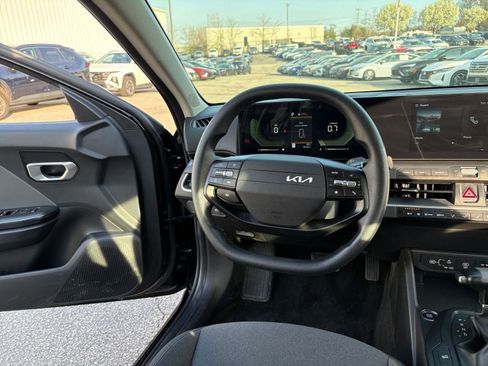 Used 2025 Kia K4 LXS image 33