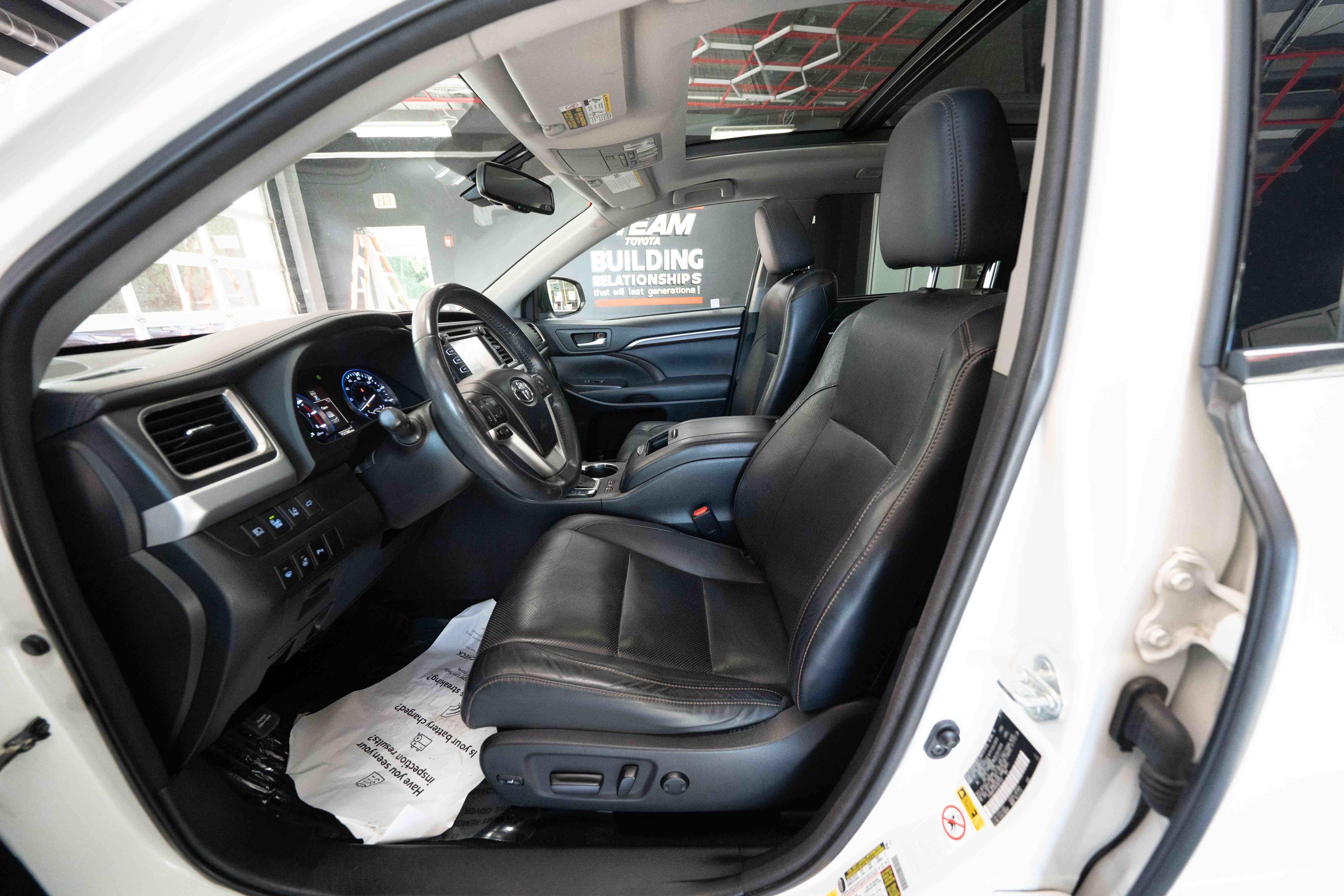 Used 2014 Toyota Highlander Limited Platinum AWD/4WD image 9