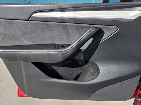 Used 2023 Tesla Model Y Performance image 17