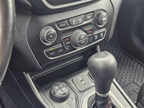 Used 2020 Jeep Cherokee Trailhawk w/ Cold Weather Group AWD/4WD image 21
