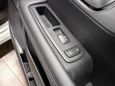 Used 2025 Chrysler Pacifica Limited AWD/4WD image 31