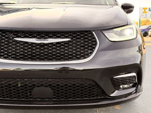 Used 2023 Chrysler Pacifica Touring-L FWD image 7