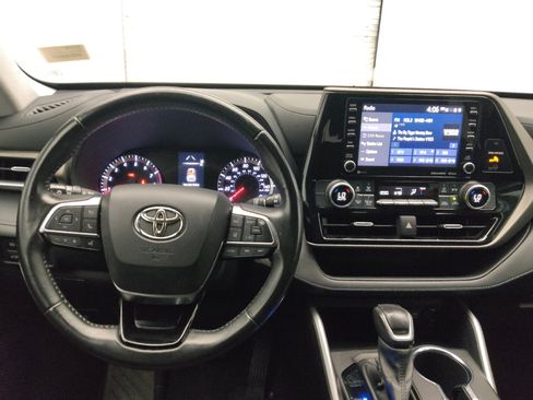 Used 2021 Toyota Highlander LE FWD image 22
