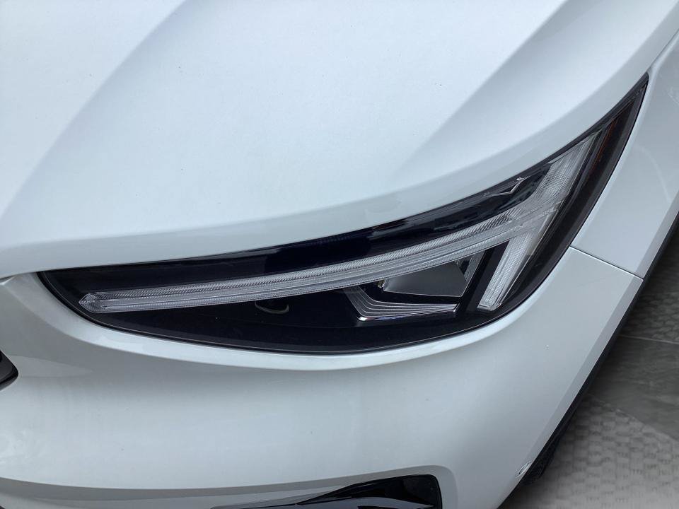 Certified 2025 Volvo XC40 B5 Plus AWD/4WD image 30