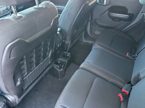 Used 2018 Jeep Wrangler Unlimited Rubicon AWD/4WD image 12