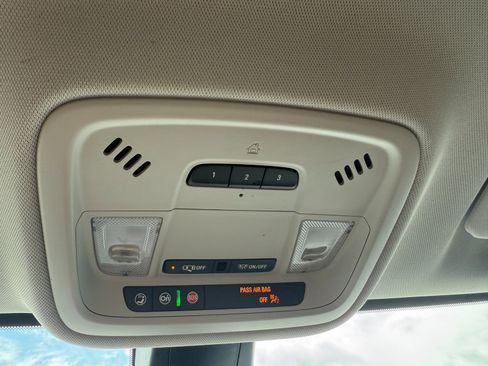 Used 2020 Chevrolet Traverse LT w/ LT Premium Package image 20