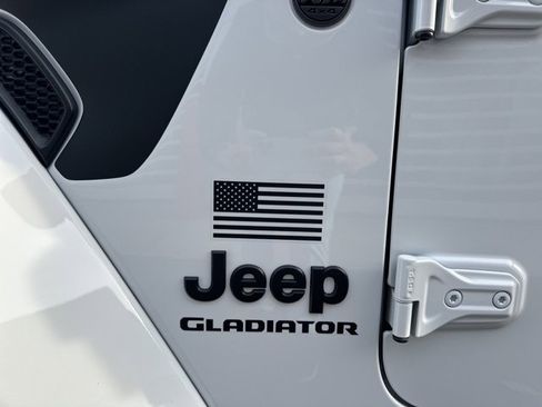 Used 2023 Jeep Gladiator Sport S image 4