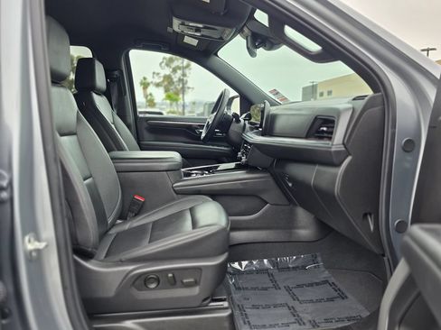 Used 2025 Chevrolet Suburban Z71 AWD/4WD image 10