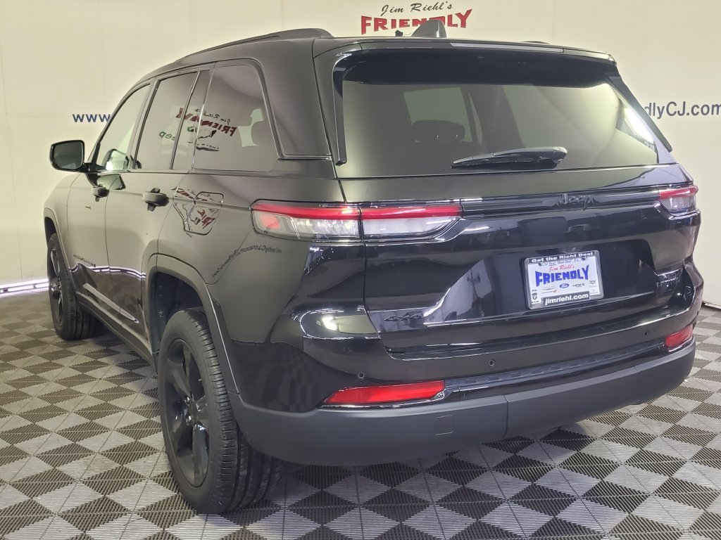Used 2025 Jeep Grand Cherokee Limited w/ Black Appearance Package AWD/4WD image 4