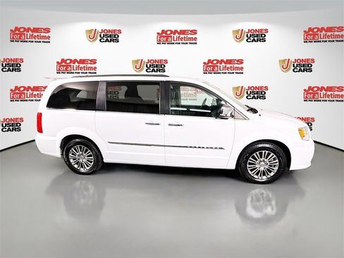 Used 2014 Chrysler Town & Country Touring-L w/ Driver Convenience Group image 17